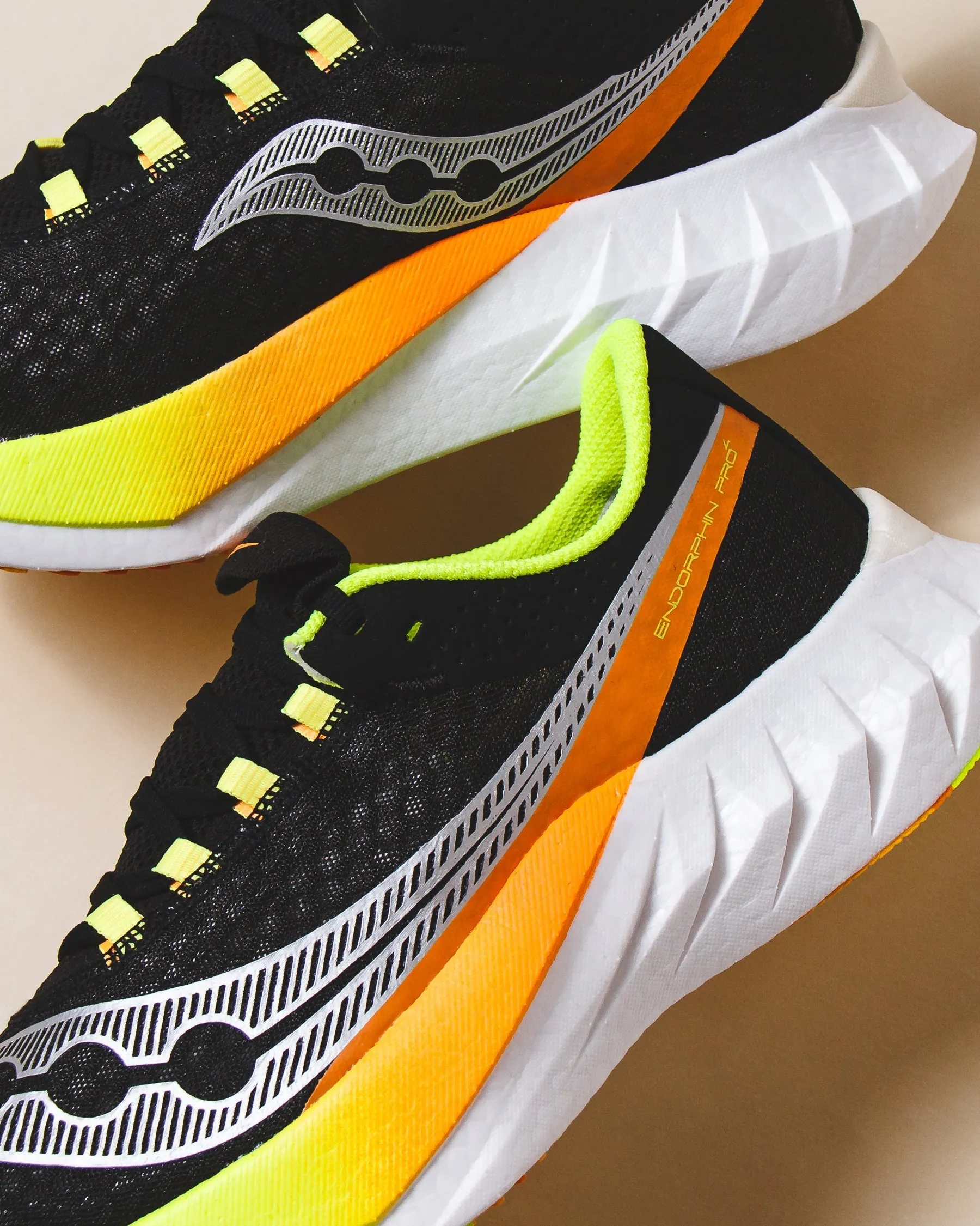 Unibody Midsole Construction Saucony Men Endorphin Pro 4 Black VO2 S20939-343