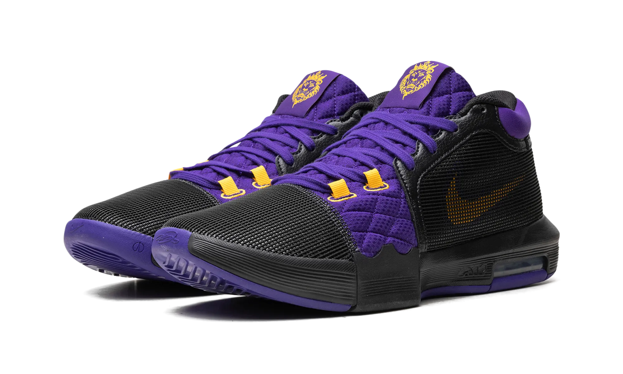 LeBron Witness 8 "Lakers" running on grass