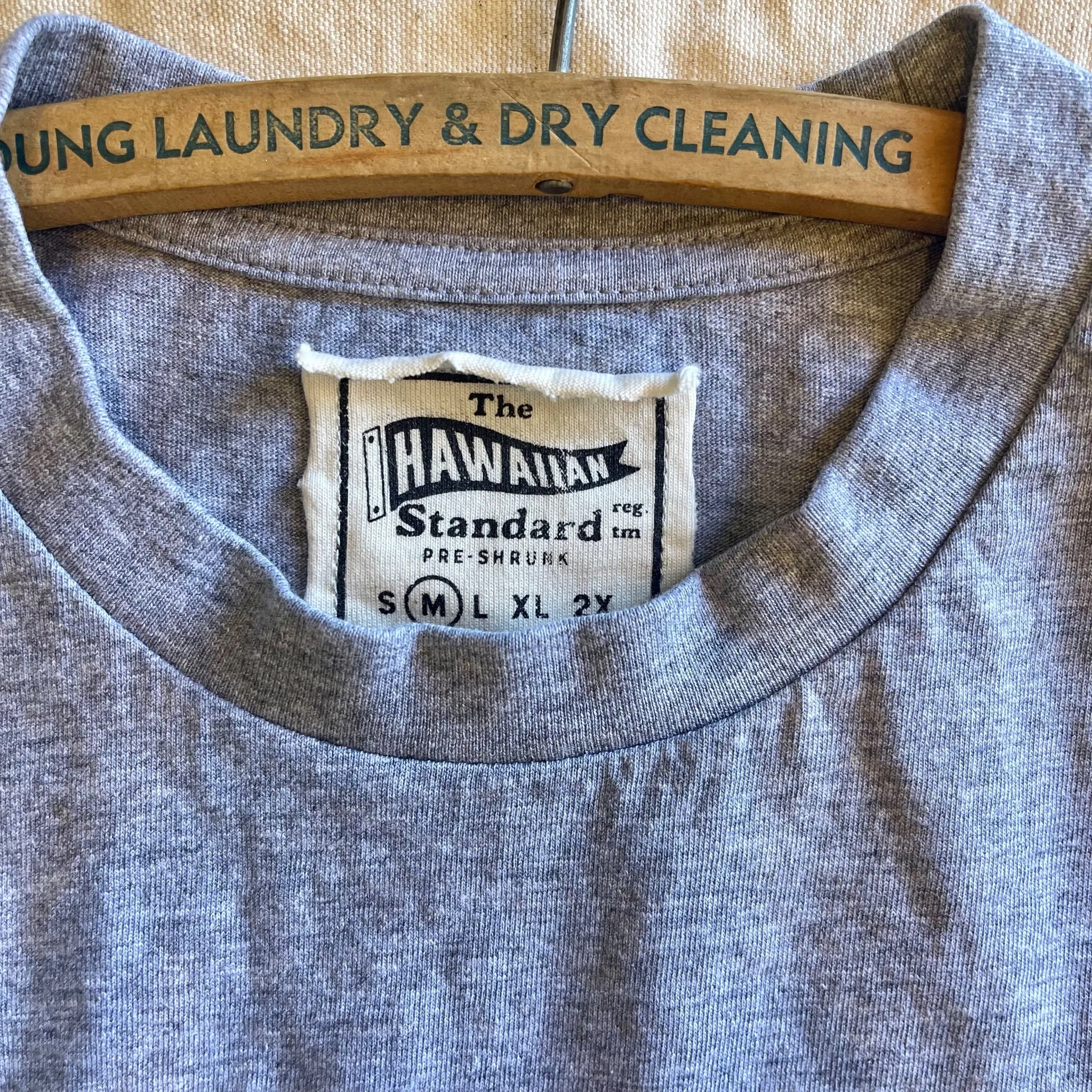 Sporty essentials Trendy Vibes Mens T-Shirt in Heather Grey x Aloha applique