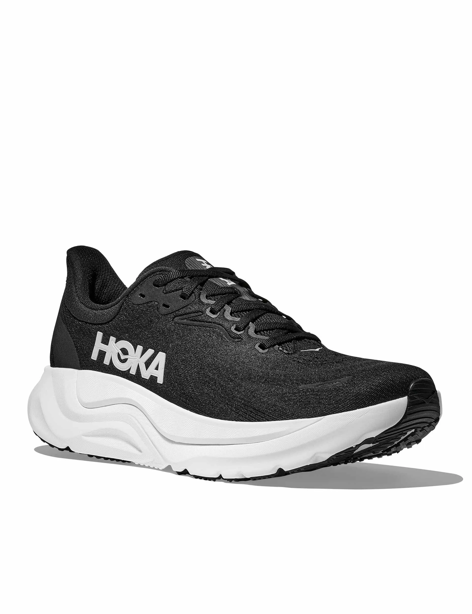 Torsion Plate running in an underpass area shoes Arahi 8 Wide - Black/White