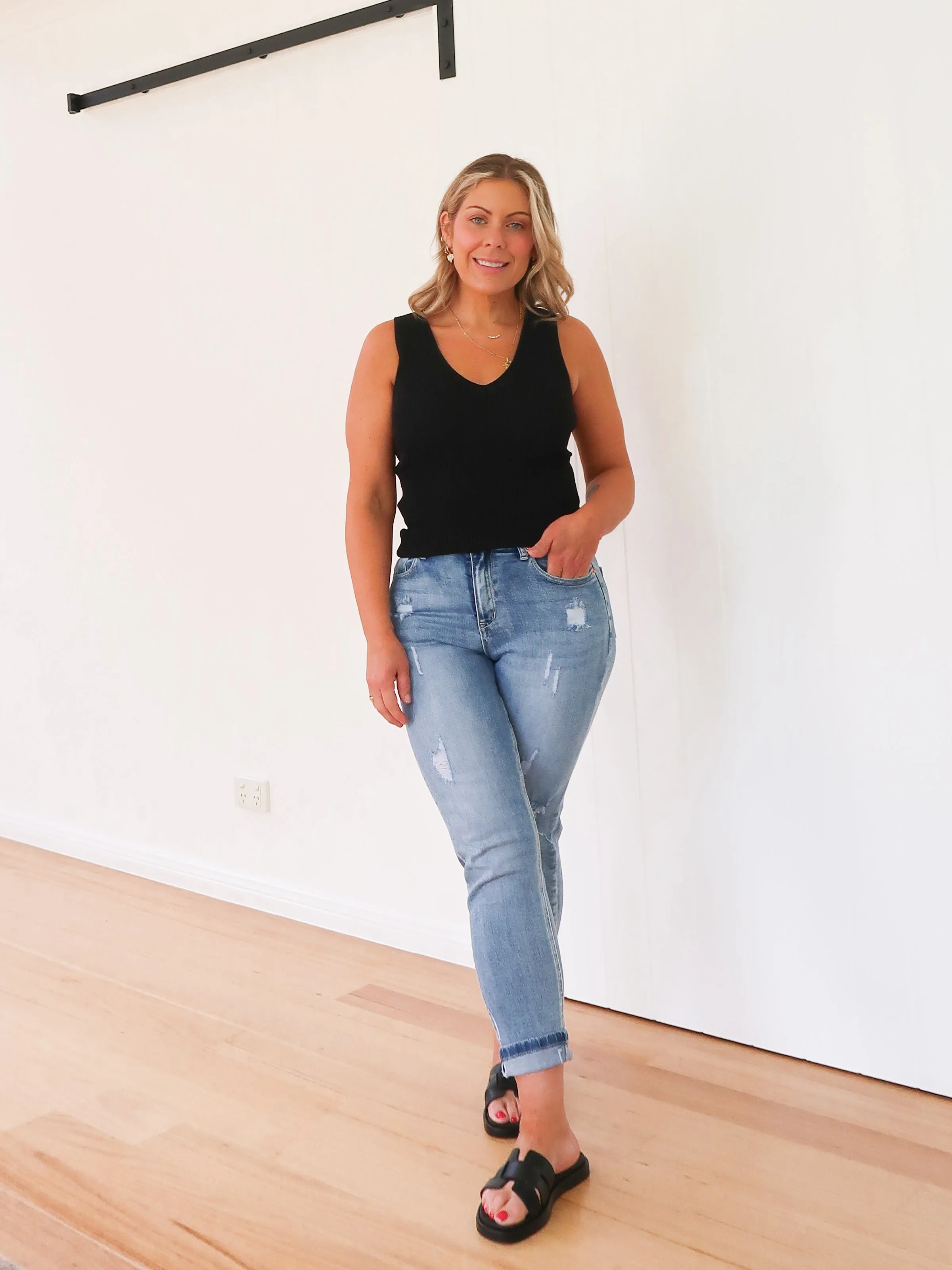 Minimal Fading Natural Fit Aidan Jeans - ripped