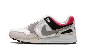 Air Pegasus '89 running with a fitness tracker optimize running form