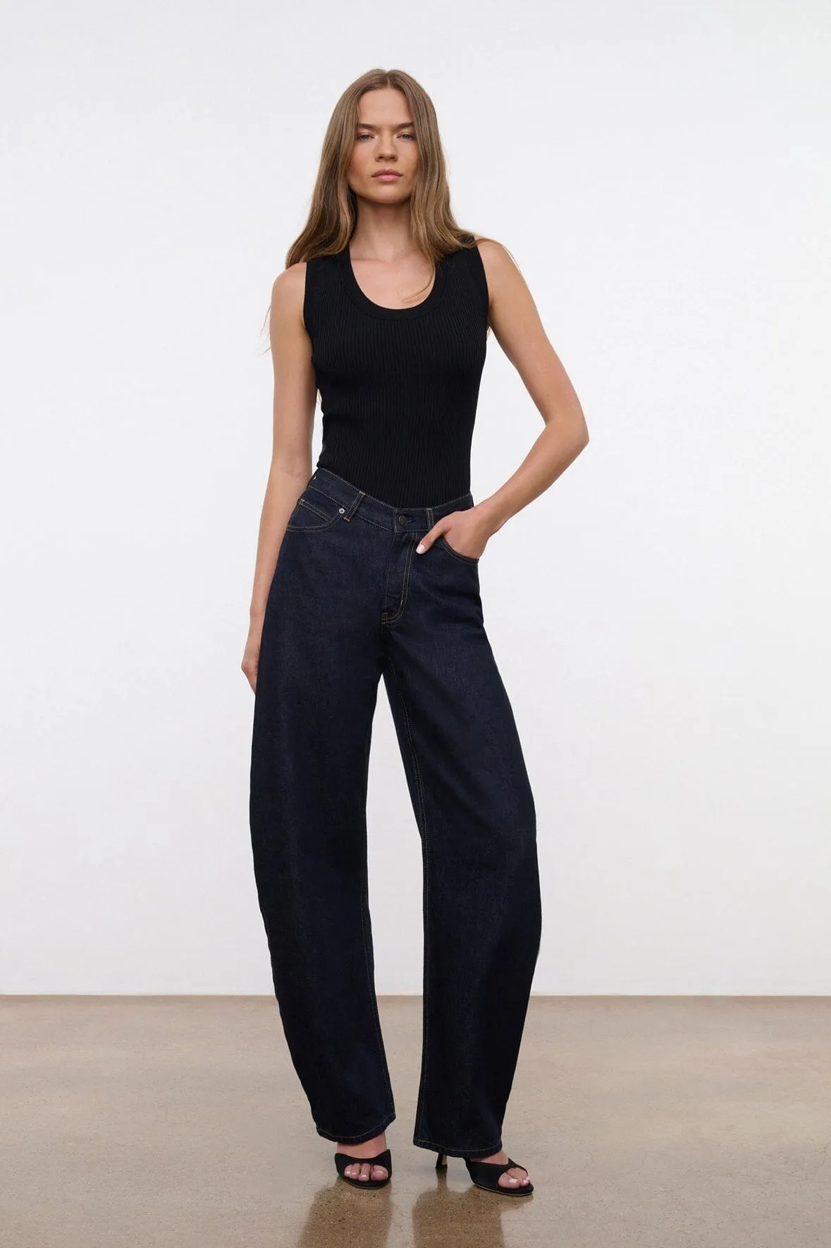 Minimalist Style Holiday Vibes Weekend Warrior JACKSON BARREL JEAN | INDIGO