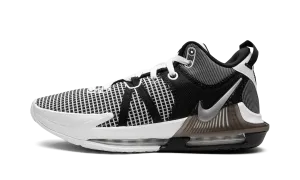 Vertical Flex Grooves LeBron Witness VII