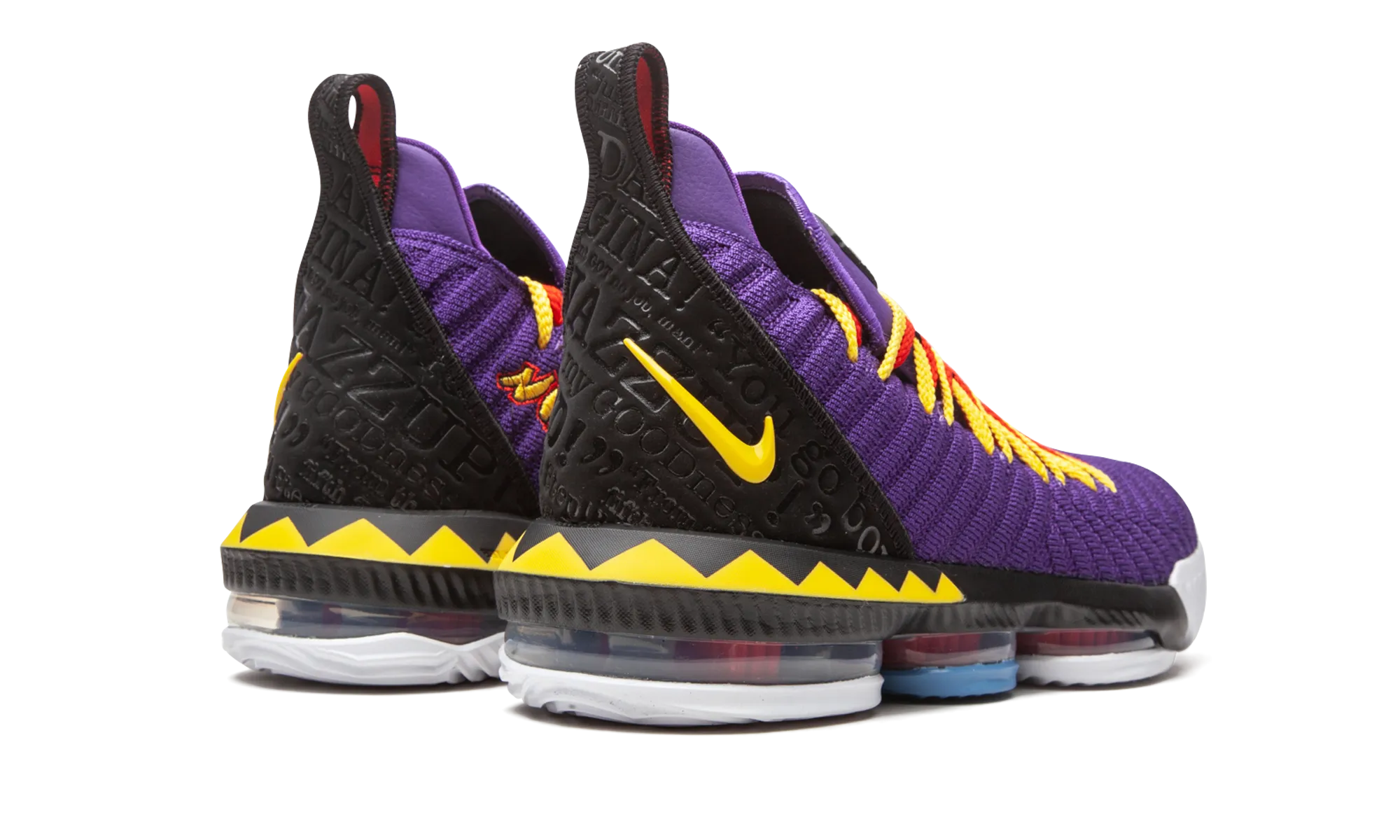 LEBRON XVI "Martin" Trail equipment running in groups