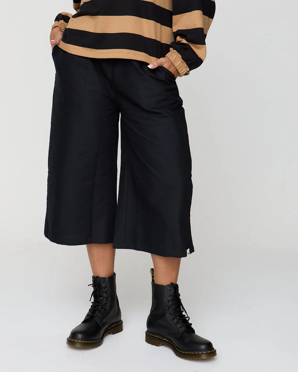 Judy Black Crop Trousers Breathable Stretch Wear Tear Resistant Design