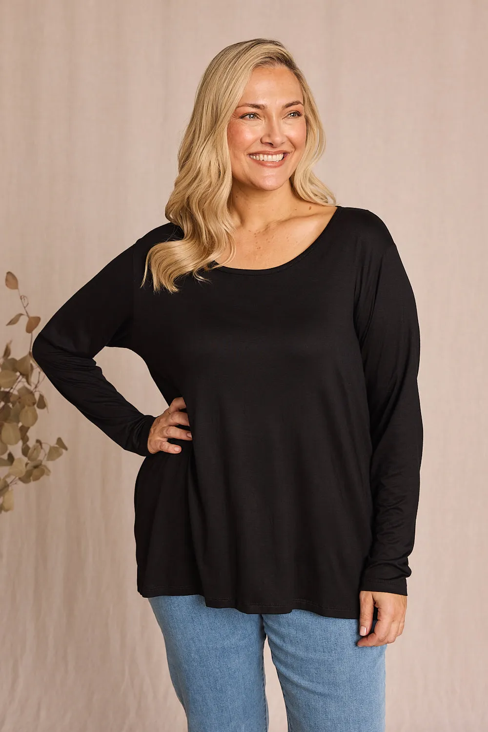 Long Sleeve Swing Tee in Black Everyday Comfort Urban Fashion Look