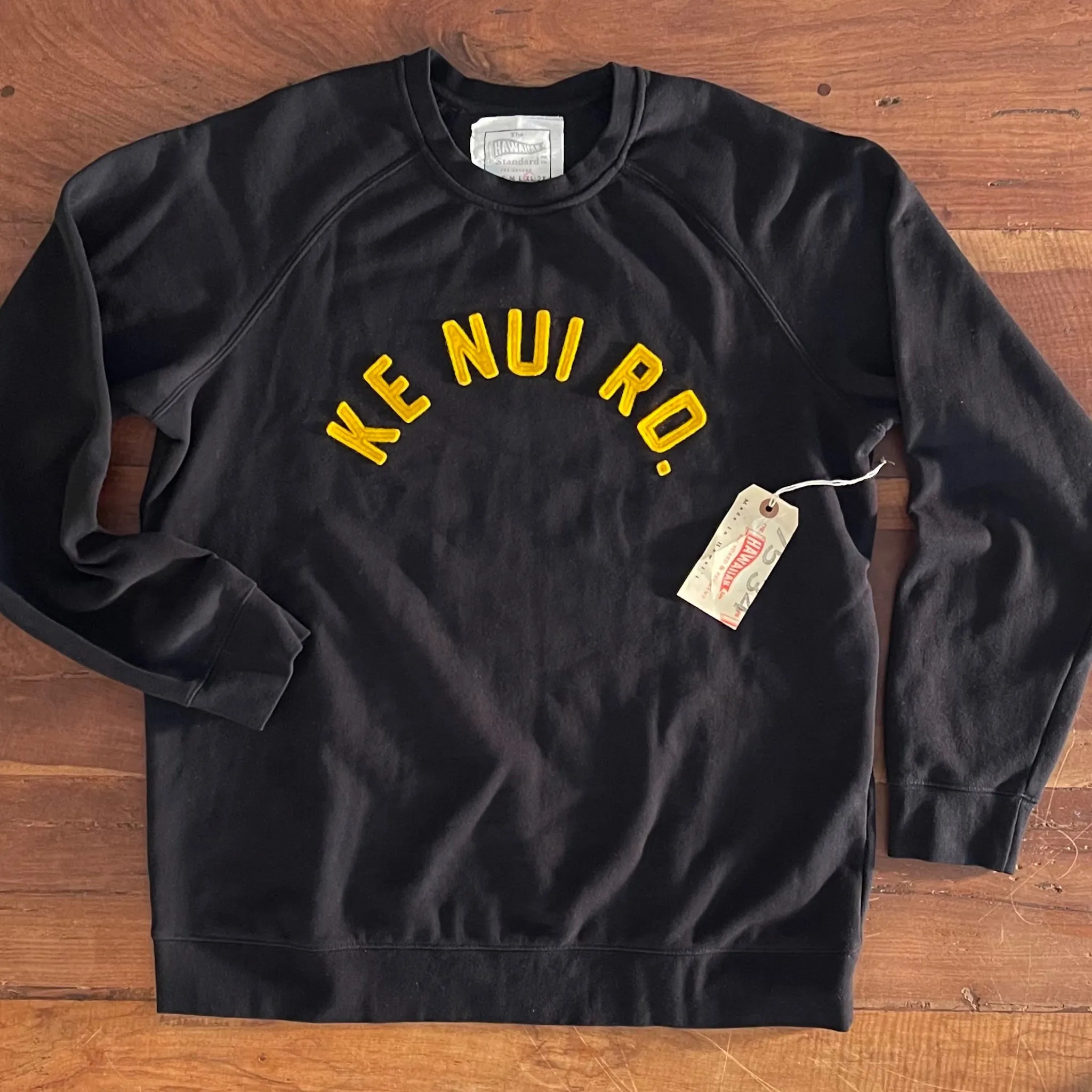 product thermal lining insulation Mens Raglan Fleece Black x KE NUI RD. Gold applique