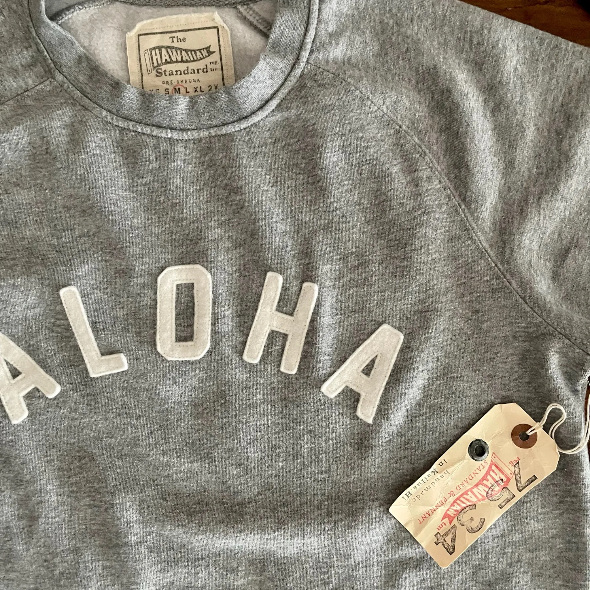 Breathable fabric right for outdoor activities Mens Raglan Fleece Grey Heather x Ivory Aloha applique
