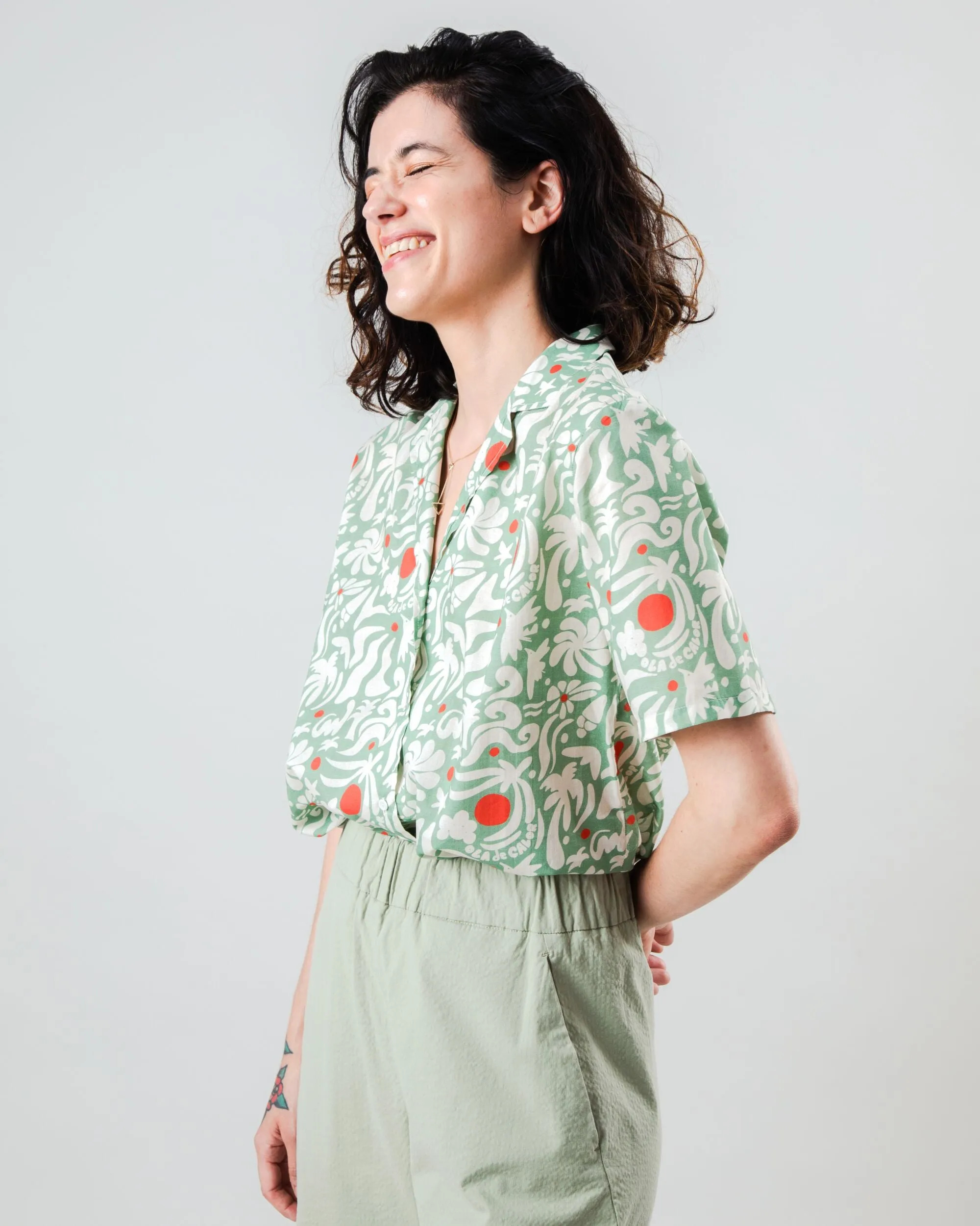 Ola de Calor Aloha Blouse Light Green Unisex versatility