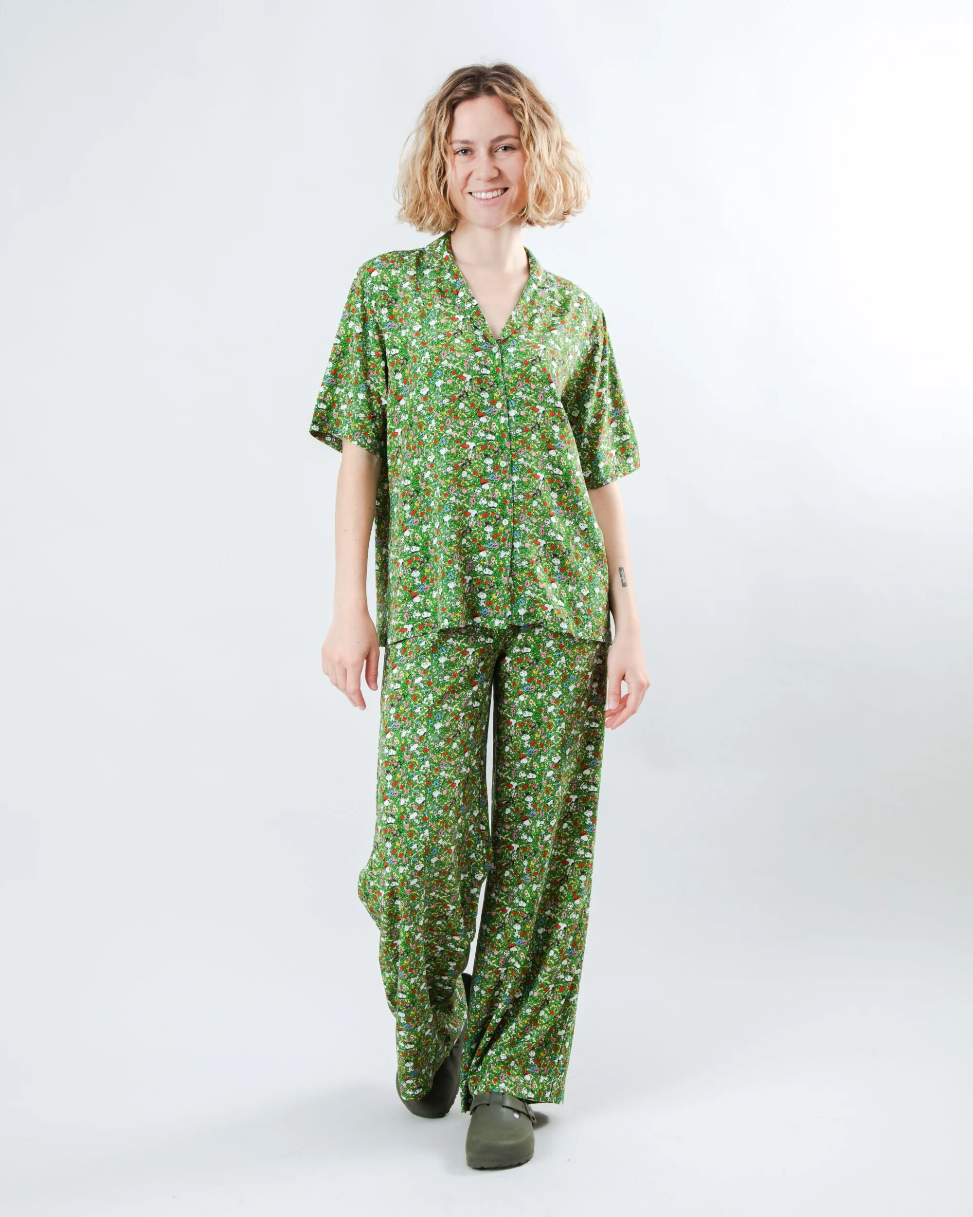 V-Neck Peanuts Flower Garden Aloha Blouse Green