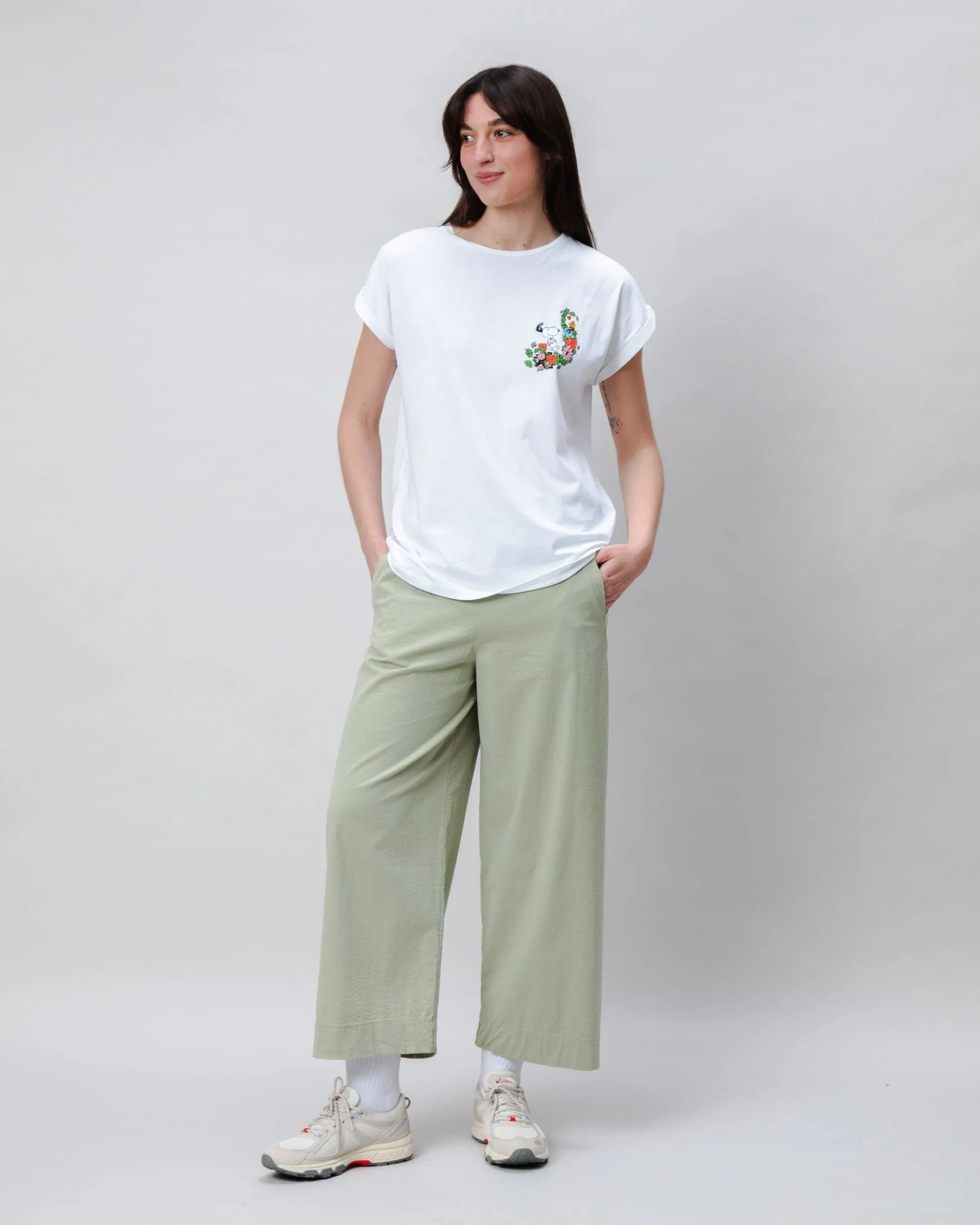 Peanuts Flowers Scoop Tee White LowImpactDye Denim combination