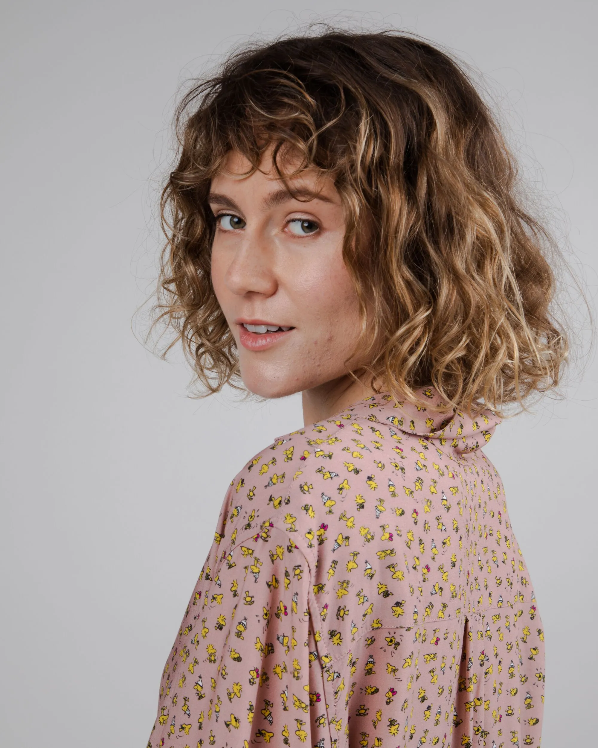 Heather Texture Finish Light Stretch Peanuts Woodstock Aloha Blouse Pink