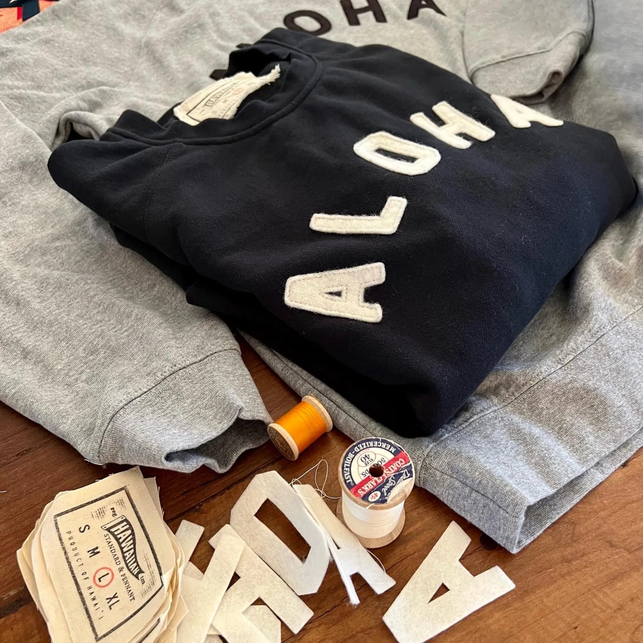 Mens Raglan Fleece Navy x Ivory Aloha applique Printed Detail