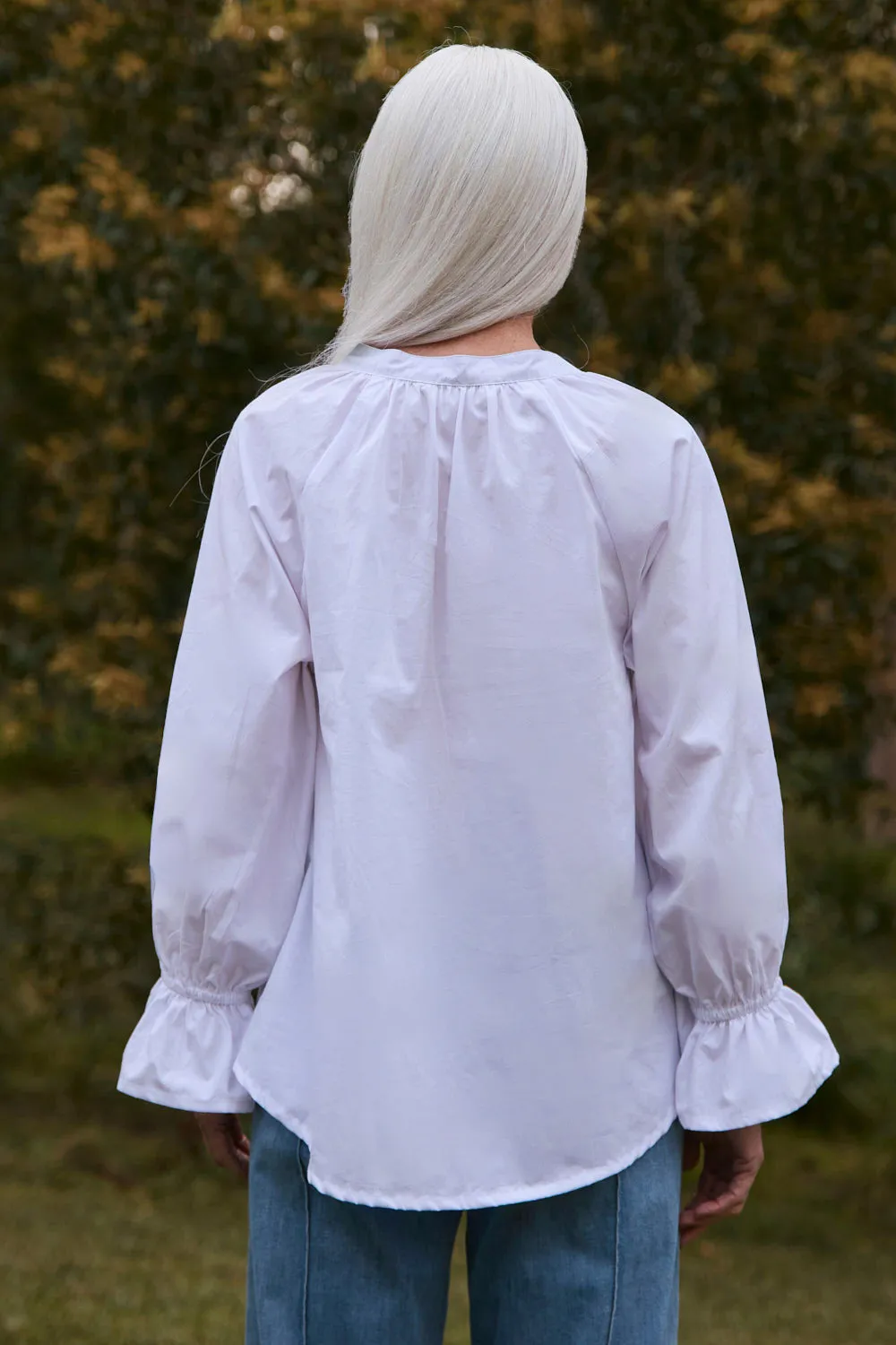 Robin Frill Cuff Top in White Poplin AdvancedMoistureManagement