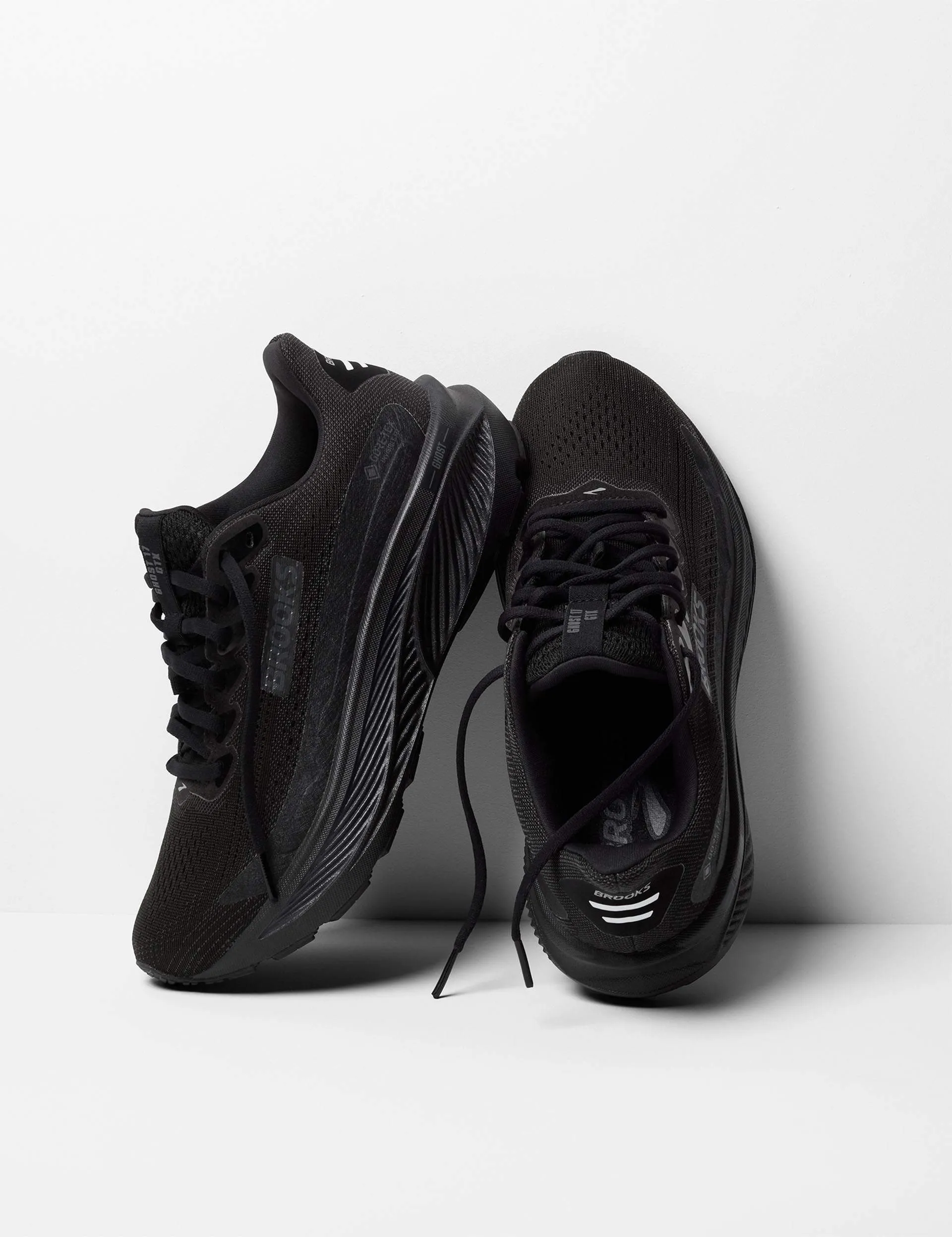 Ghost 17 GTX - Black supportive upper shoes