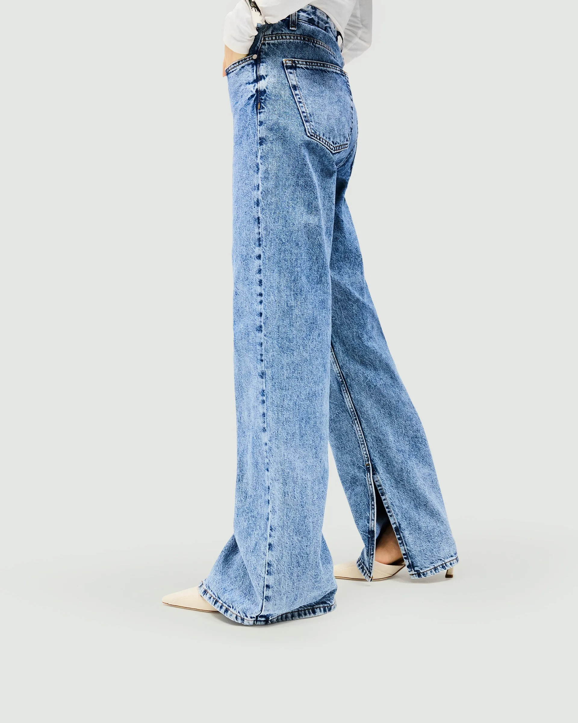 Casual Spring Mood Classic Wear Minimalist Traveler Gear Bold Look Split Hem Straight Jean - Washed Blue