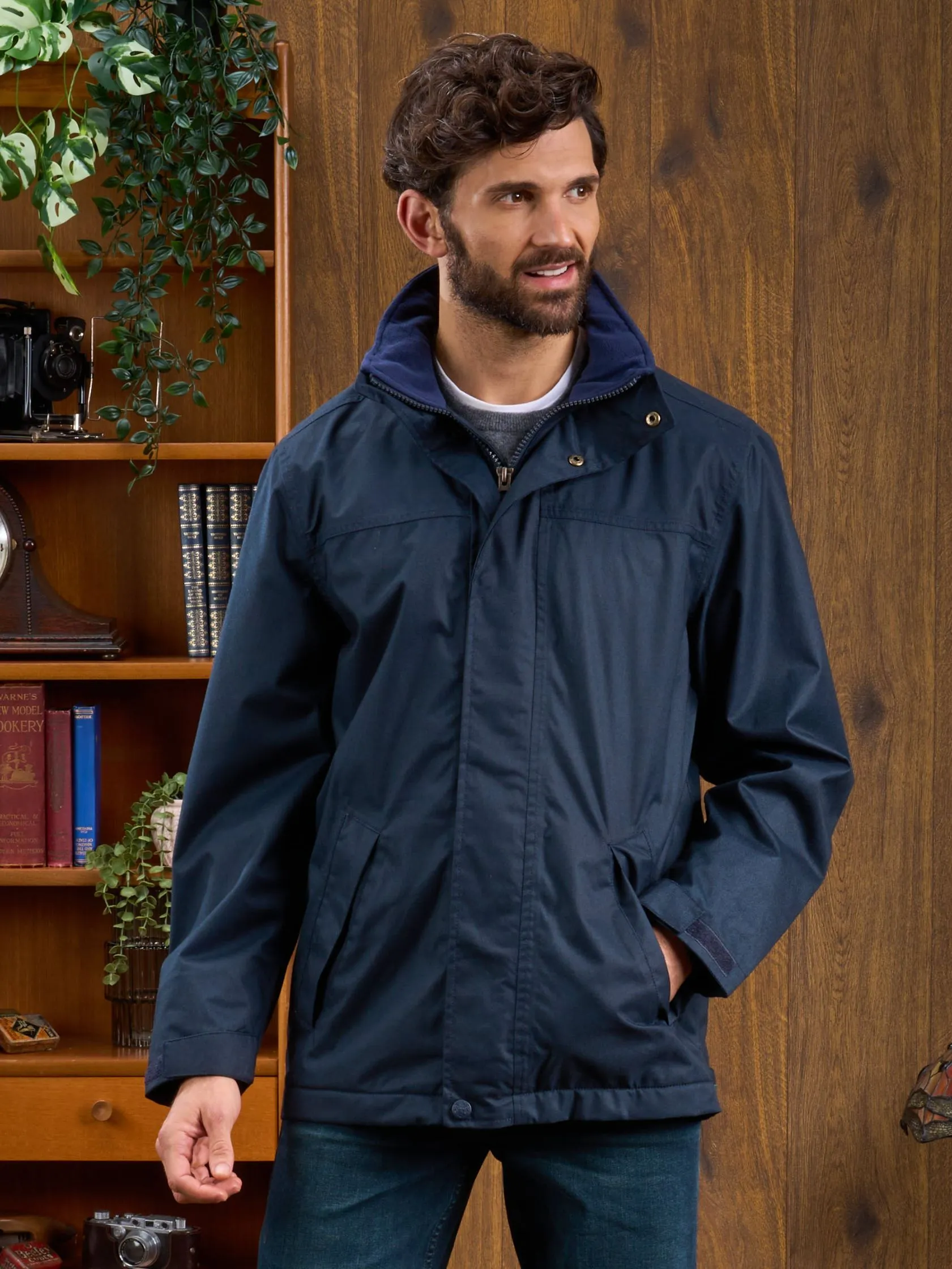 Fernley Men's Waterproof Weekend Coat In Navy Wrinkle Free Exterior